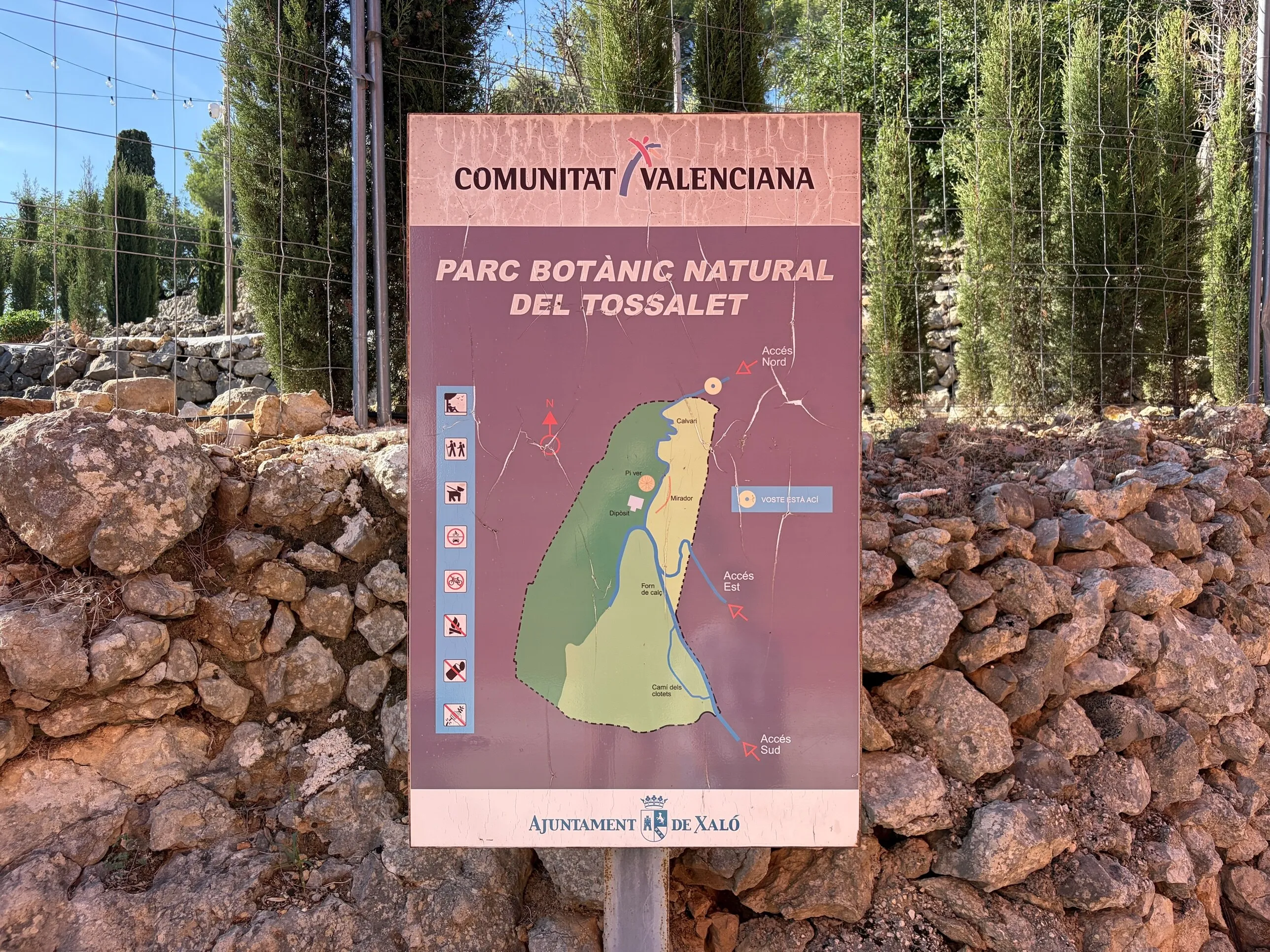 Signboard of the Parc Botànic Natural del Tossalet with a map of the paths, the Calvary, the viewpoint and the lime kiln